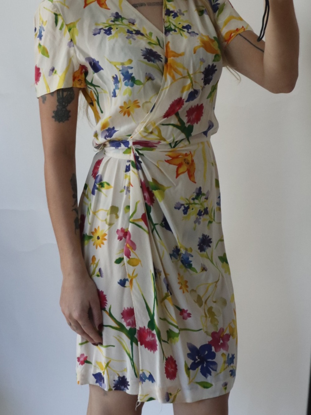 100% Silk Maggy London White Floral Wrap Dress with Multicolor Blooms - Picture 5 of 5
